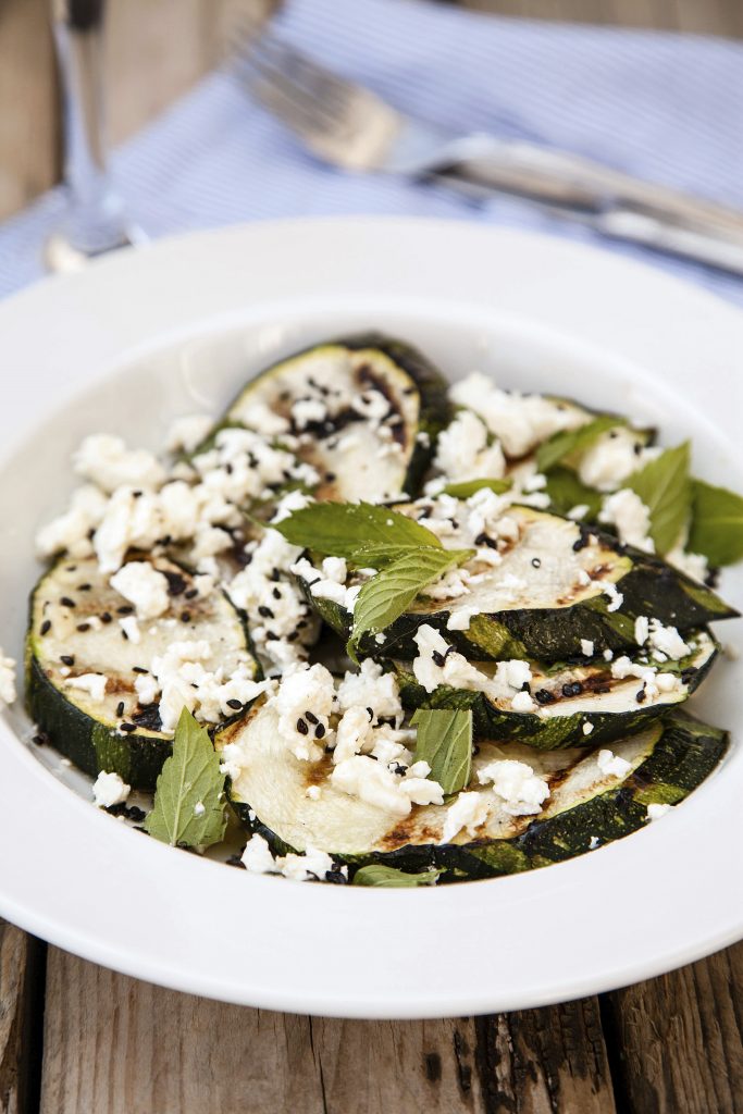 Gebackene Zucchini mit Feta und Sesam | Rezept