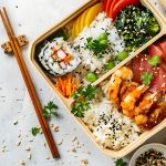 Furikake Gewürz auf einer Bento Box mit Reis und Fisch