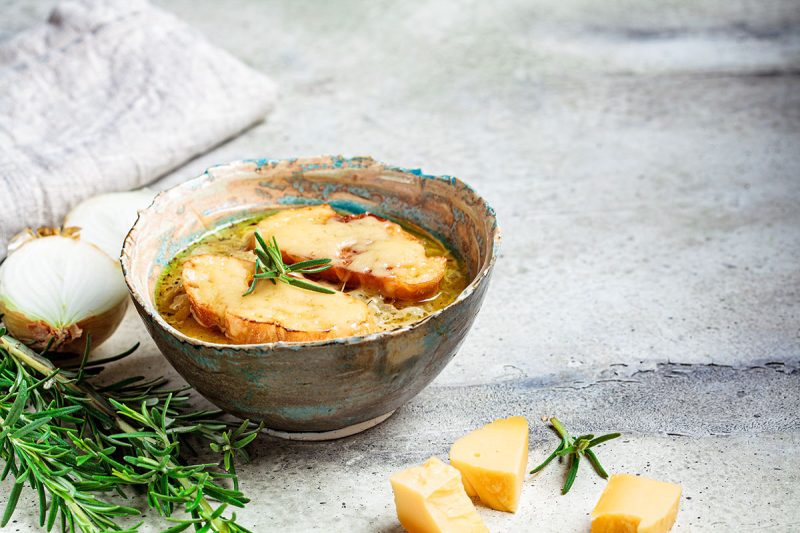 Französische Zwiebelsuppe mit überbackenem Käse-Baguette