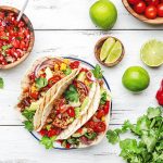 Bunt gefüllte Tacos auf weißem Untergrund