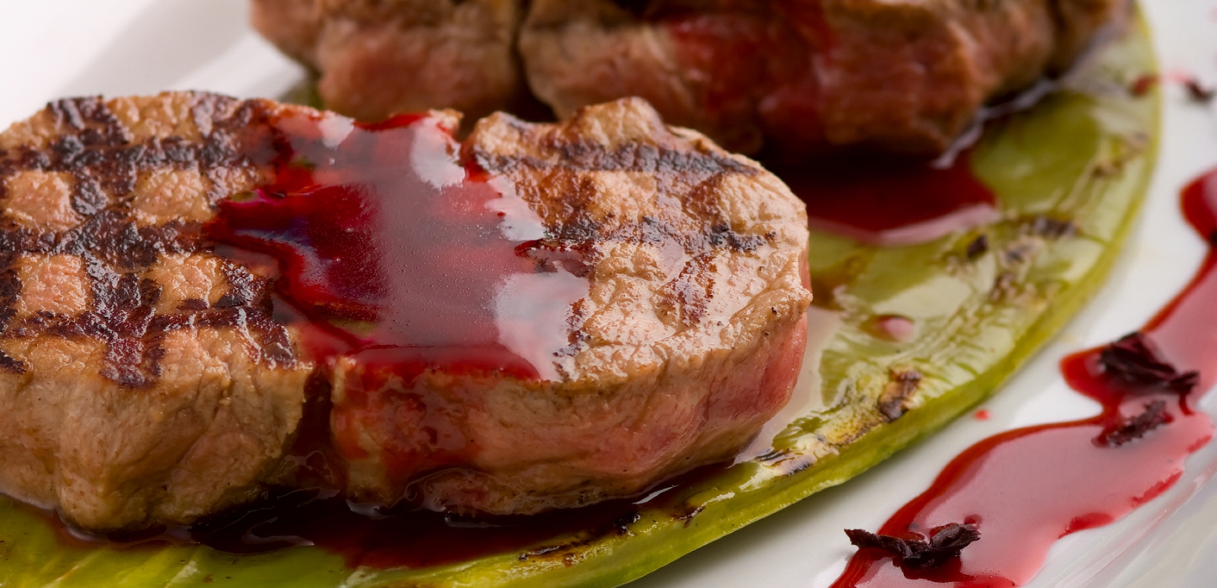 Rumpsteaks mit Hibiskus-Rotweinsauce | Rezept