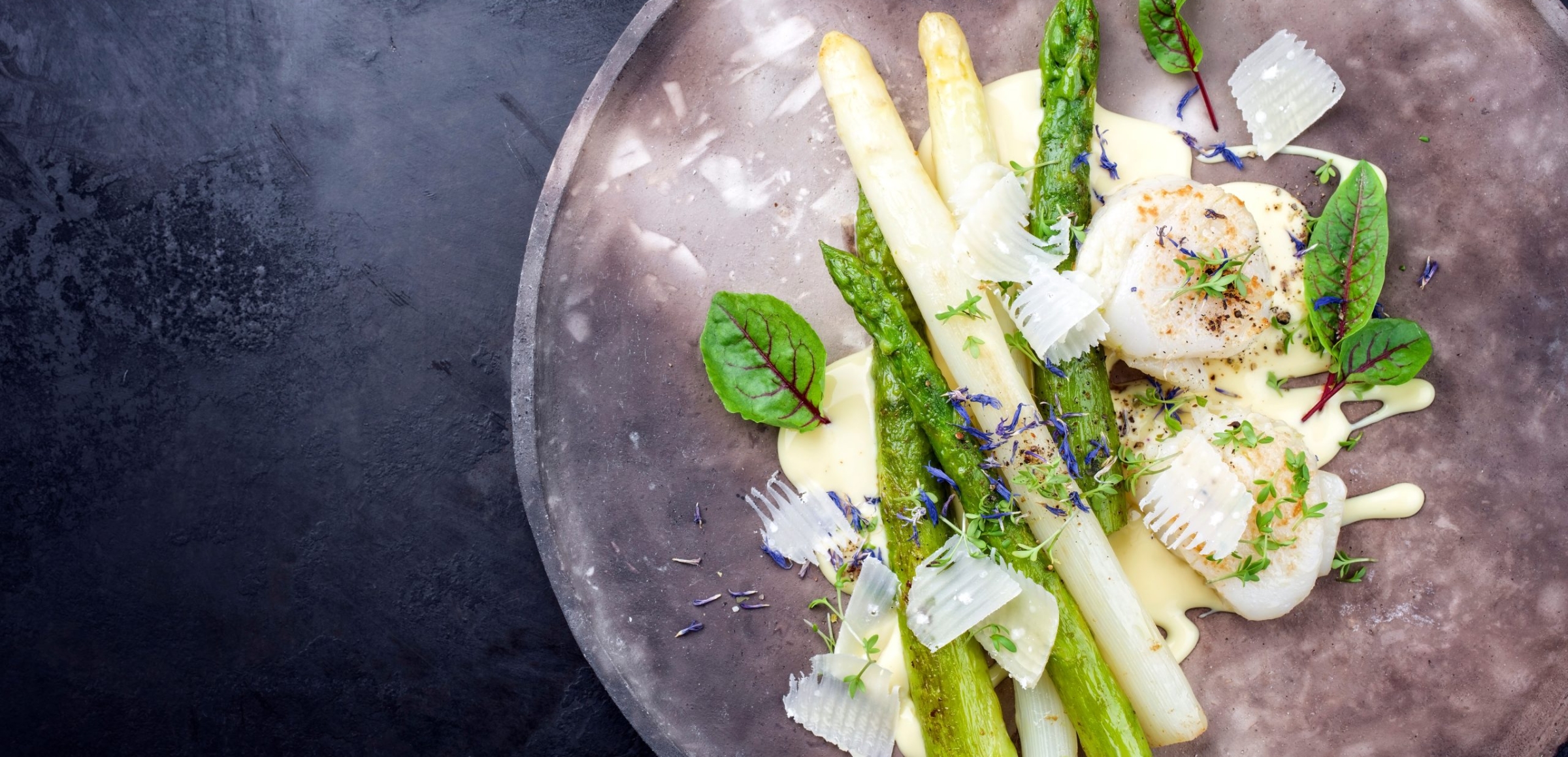 Gebratener Spargel mit Jakobsmuscheln &amp; Hollandaise | Rezept