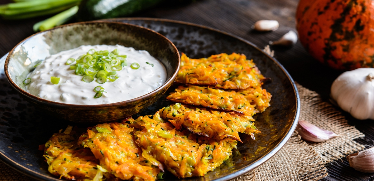 Kürbis-Zucchini-Fritters mit Schmand-Dip | Rezept