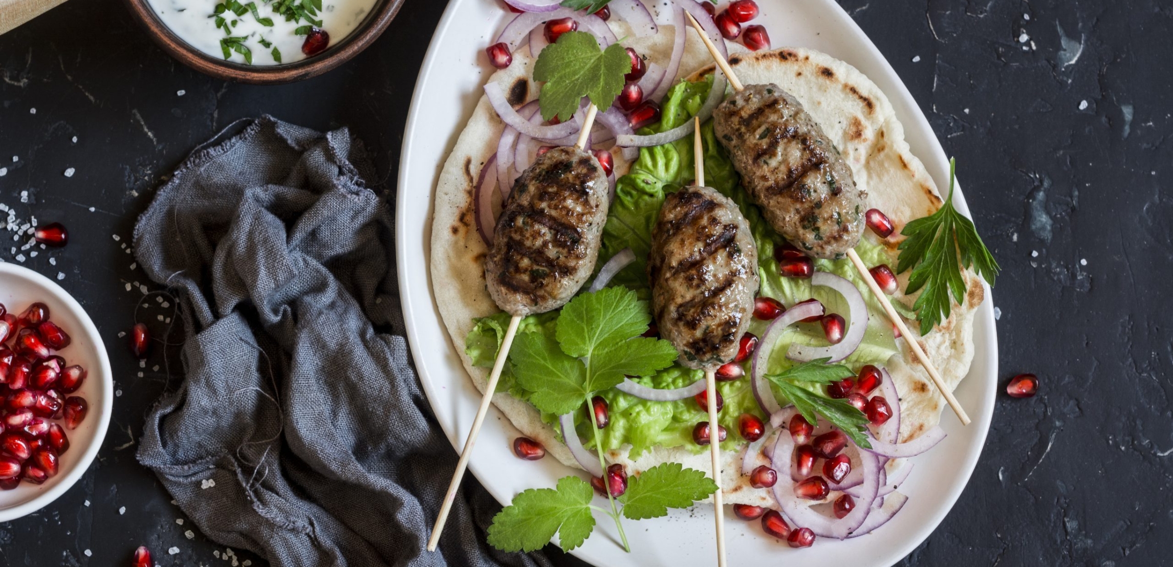 Kebab-Spieße mit Minz-Joghurt und selbst gemachtem Fladenbrot | Rezept