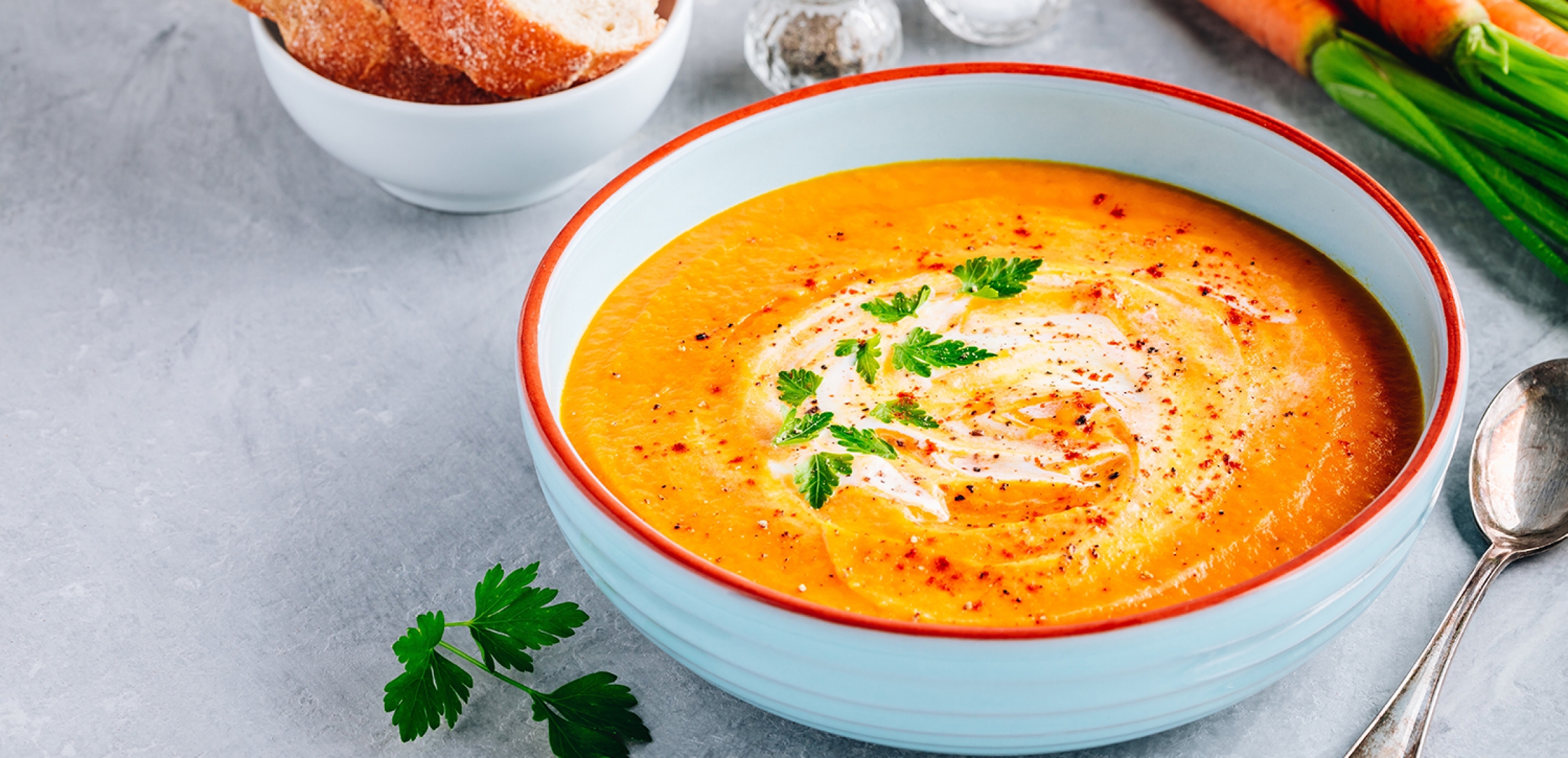 Pikante Kürbis-Möhren-Cremesuppe mit Baskischem Chili | Rezept